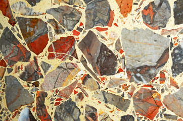 pavimentazione con frammenti di rocce colorate