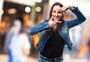 woman doing a frame gesture