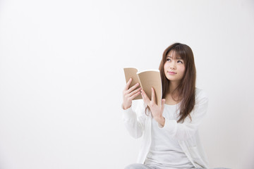 読書する女性