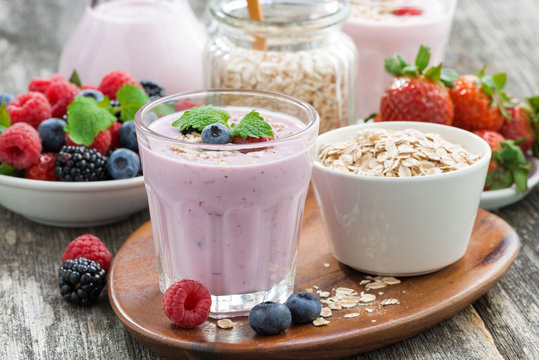 delicious berry smoothies with oatmeal