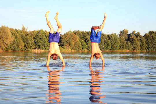 Sommer Spass - Handstand im Wasser