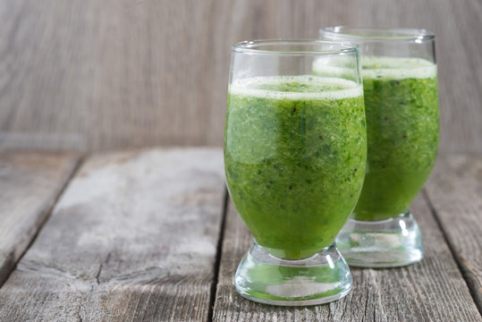 Green fruit and vegetable smoothies