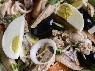 Deliziosa insalata con uova, pomodori, cipolla,olive nere,tonno
