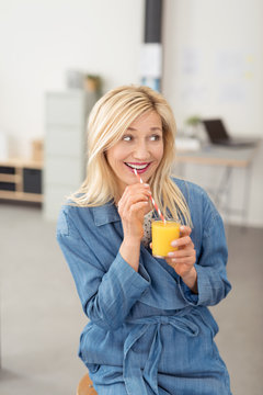 &auml;ltere frau im b&uuml;ro genie&szlig;t einen smoothie