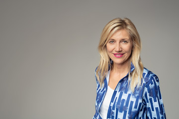 selbstbewusste ältere frau schaut in die kamera