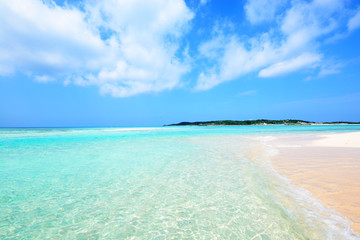 美しい沖縄のビーチと夏空

