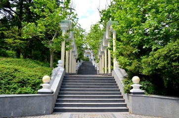 Алея. Аллея в парке со ступеньками ведущая вверх