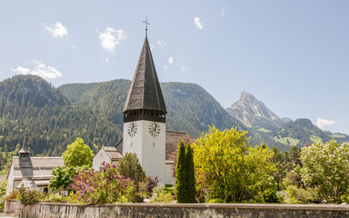 Fototapeta na wymiar Saanen, Gstaad, Dorf, Kirche, Schweizer Alpen, Berner Oberland, Friedhof, Frühling, Schweiz