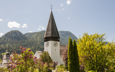 Fototapeta na wymiar Saanen, Gstaad, Dorf, Bergdorf, Dorfkirche, Kirche, Berner Oberland, Alpen, Frühling Schweiz
