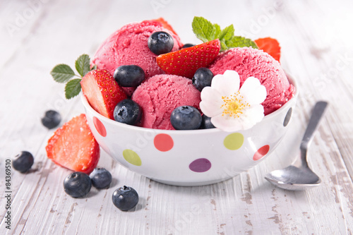 мороженое тарелка ежевика ягоды загрузить