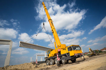 Mobile crane © zorandim75