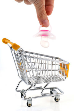 Une suce mise dans un chariot de supermarch&eacute;