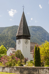 Fototapeta na wymiar Saanen, Gstaad, Dorf, Bergkirche, reformierte Kirche, Alpen, Frühling, Schweiz