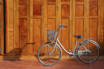 Fototapeta na wymiar vintage bike parked next to a wooden wall