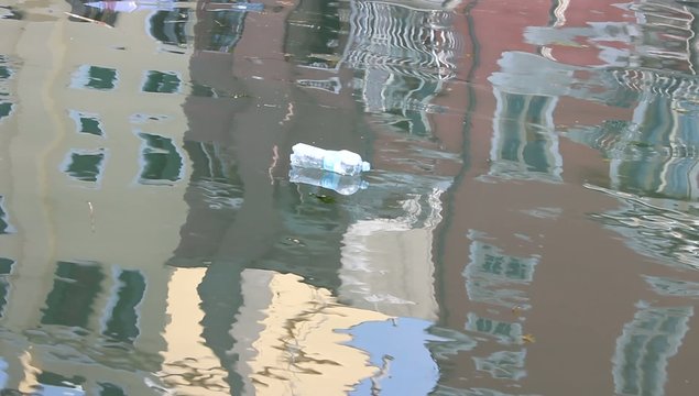 bottiglia nel fiume