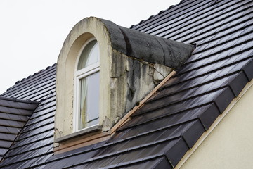 Bauschaden schlecht abgedichtete Dachgaube mit Bogenfenster