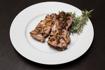 piatto di arrosto con rosmarino al ristorante