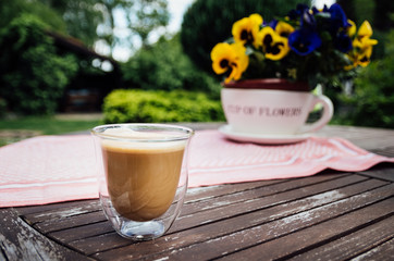 Kawa z mlekiem w ogrodzie