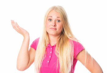 Blondes Mädchen ist schadenfroh 