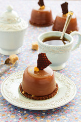 Cakes with peanut mousse and chocolate.