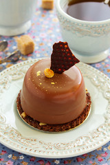 Cakes with peanut mousse and chocolate.