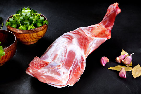Carne fresca y cruda. Pierna de cordero sin cocer.Carne a la parrilla y barbacoa