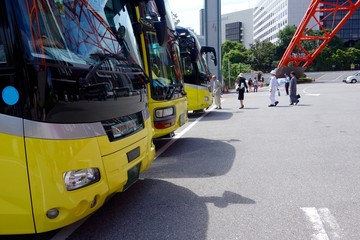 The sightseeing bus which has come to the tour of Tokyo Towe