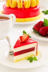 Lemon-strawberry cake with makarons.
