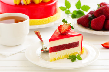 Lemon-strawberry cake with makarons.