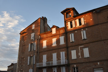 Fototapeta na wymiar Maisons en briques d'Albi au crépuscule