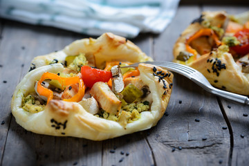 Mit Tofu und Gemüse gefüllter Blätterteig, vegan