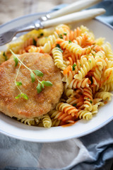 Seitanschnitzel mit Spirelli und Tomatensoße, vegan