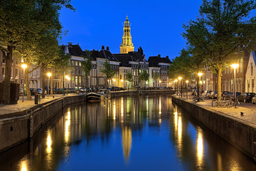 Vue en soirée sur la rivière Aa avec la tour d& 39 A-Church à Groningen, Pays-Bas