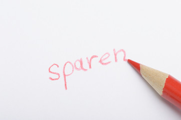 roter Buntstift mit deutschem Text sparen