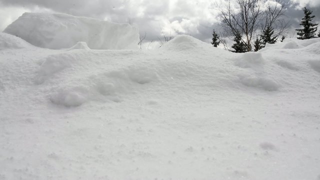 Kamerafahrt durch hohen Schnee