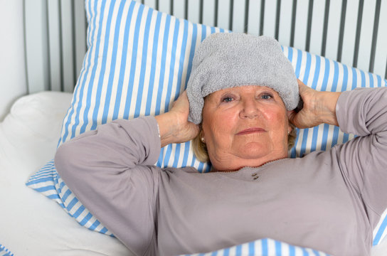 &Auml;ltere Frau liegt krank im Bett