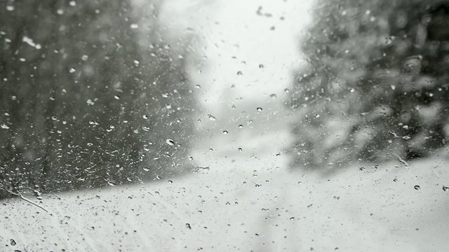 Es schneit auf die Windschutzscheibe