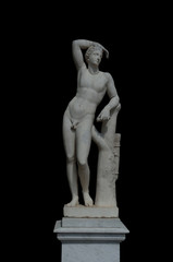 Fototapeta na wymiar статуя обнаженного мужчины