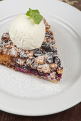 Crumble pie with black currants 