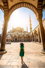 Fototapeta premium Kobieta w pobliżu Błękitnego Meczetu w Stambule
