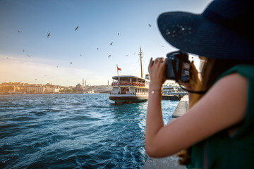 Fototapeta premium Kobieta podróżująca po Bosforze w Stambule