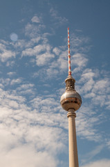 Blick von der Leipziger Straße auf den Fernsehturm Berlin