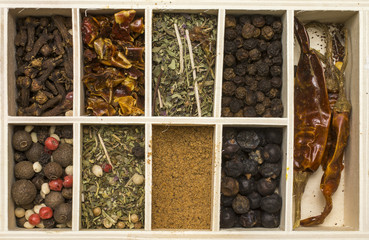 Специи в коробке