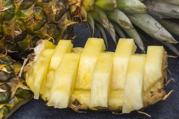 Ананас разрезанный на дольки