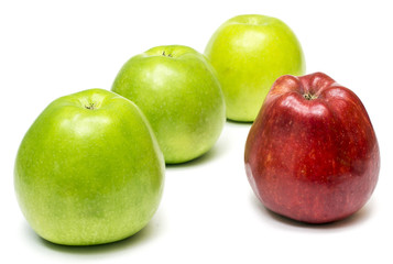 Яблоки крупным планом на белом фоне