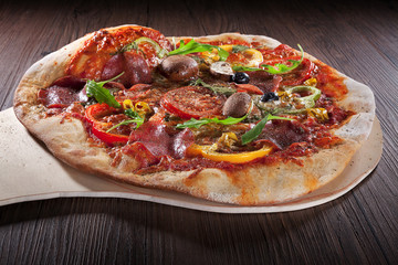 Pizza auf Pizzaschieber