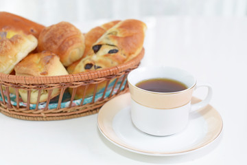 おいしそうなパンと紅茶