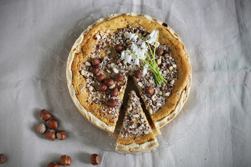 Cheesecake with white chocolate and hazelnuts