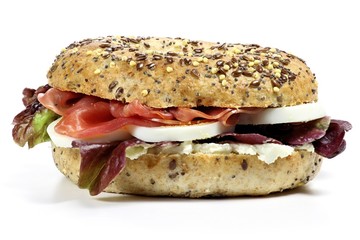 Schinkenbagel isoliert auf weißem Hintergrund