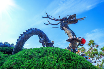 Obraz premium Dragon statue at Haedong Yonggungsa Temple in Busan, South Korea